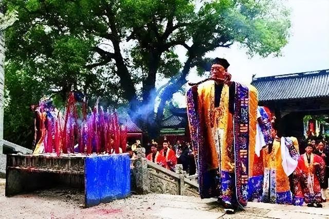 8年，陌生男子自稱63代天師兒子，拿出信物證明宣稱64代冒名頂替"