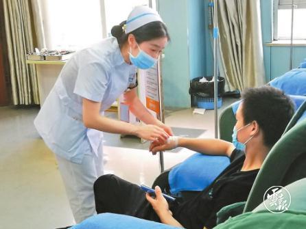 點贊昭通女孩劉曉姣，高鐵上跪地救人半小時