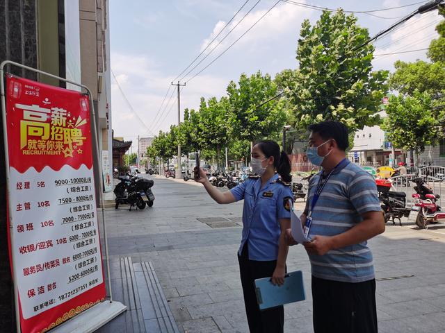 “專管”人員為餐飲商家“打分”，洞涇鎮(zhèn)創(chuàng)新推出記分管理辦法守護(hù)城市“煙火氣”