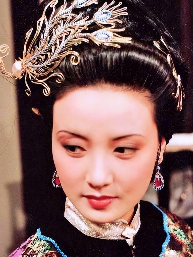 眼里不揉沙子的鳳姐和愛裝糊涂的平兒，誰更高明？