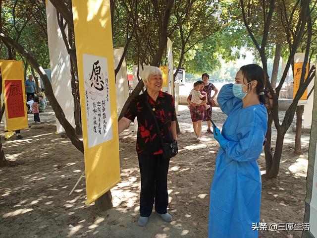 鄭飛院內(nèi)龍鳳和美之處，儷睿人“愿”字書幡隨風(fēng)飄揚(yáng)，金光耀眼