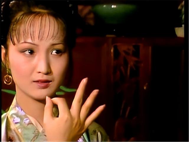 眼里不揉沙子的鳳姐和愛裝糊涂的平兒，誰更高明？