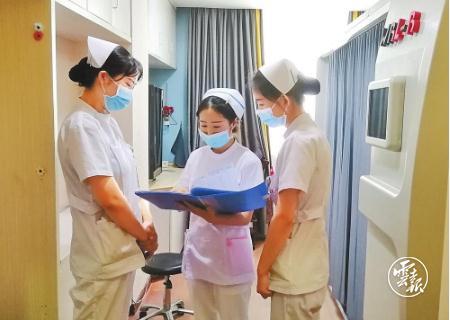 點贊昭通女孩劉曉姣，高鐵上跪地救人半小時