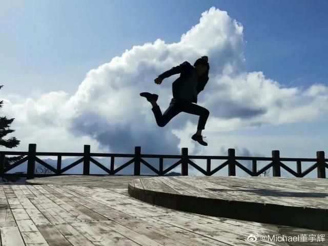 “深夜我迷上了董老師”：比劉畊宏更火的男人出現(xiàn)了，看了他的經(jīng)歷終于明白，人為什么要讀書