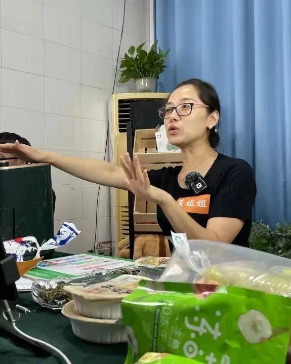 儷人創(chuàng)客__開心農(nóng)場渠雯新農(nóng)人”菜姐姐“的生態(tài)農(nóng)業(yè)