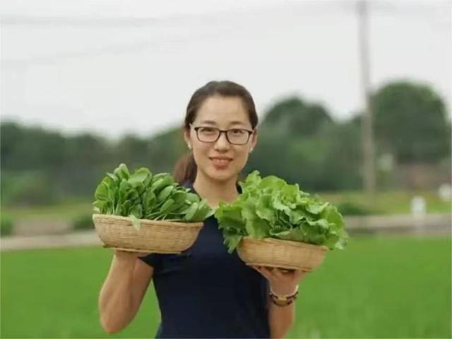 儷人創(chuàng)客__開心農(nóng)場渠雯新農(nóng)人”菜姐姐“的生態(tài)農(nóng)業(yè)