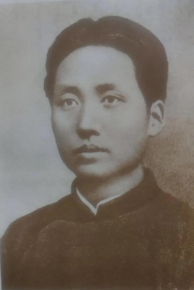 嶸的意思？嶸的意思及寓意！