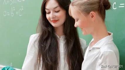蹇蹇三事,師師百僚的意思，蹇蹇三事,師師百僚的意思賞析